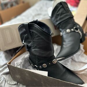 Size 10 Dingo boots.